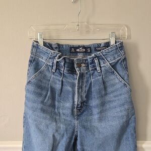 Hollister Relaxed Pleated Light Blue Denim Jeans